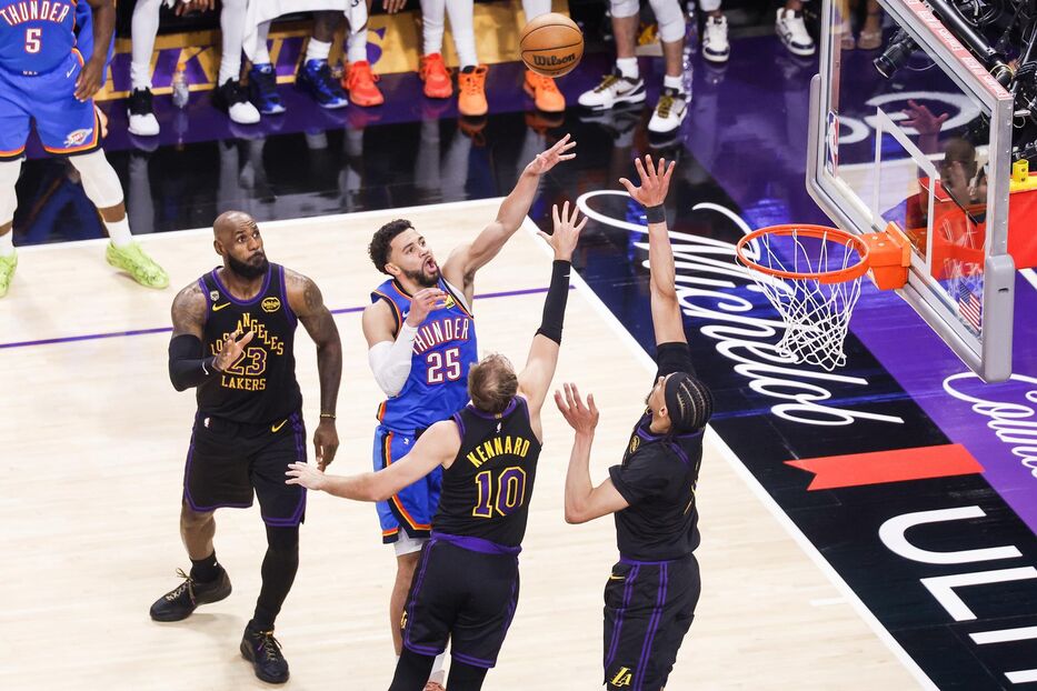 NBA: Thunder barrió a Lakers a domicilio y Cavaliers empató la serie ante Pistons