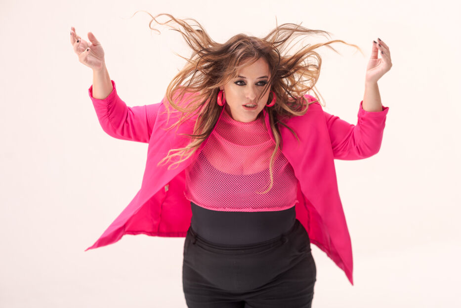 "Cortisolada": Alita Menéndez presenta su nuevo unipersonal de humor y cumbia