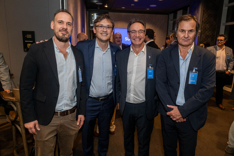 Fabián Acuña, Juan Pablo Loureiro, Rodolfo Martínez, gerente comercial de Grandes Riesgos de Seguros SURA y Luis Puig. Foto: cedida a Montevideo Portal