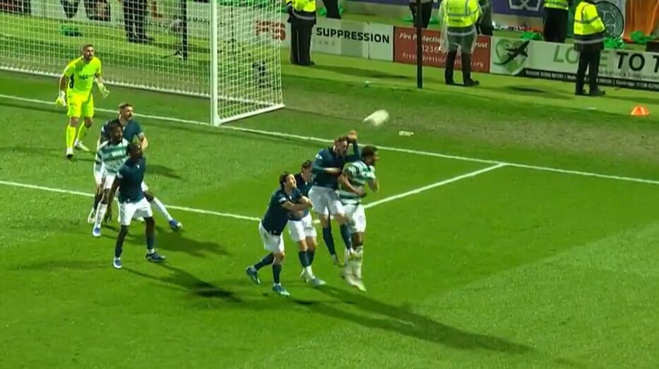 Insólito penal de VAR que podría evitar un hecho histórico en el fútbol de Escocia