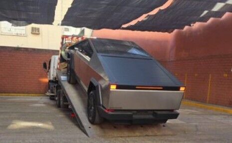 Diputado fue a trabajar en un Tesla Cybetruck, no tenía patente, y volvió a Jujuy en grúa