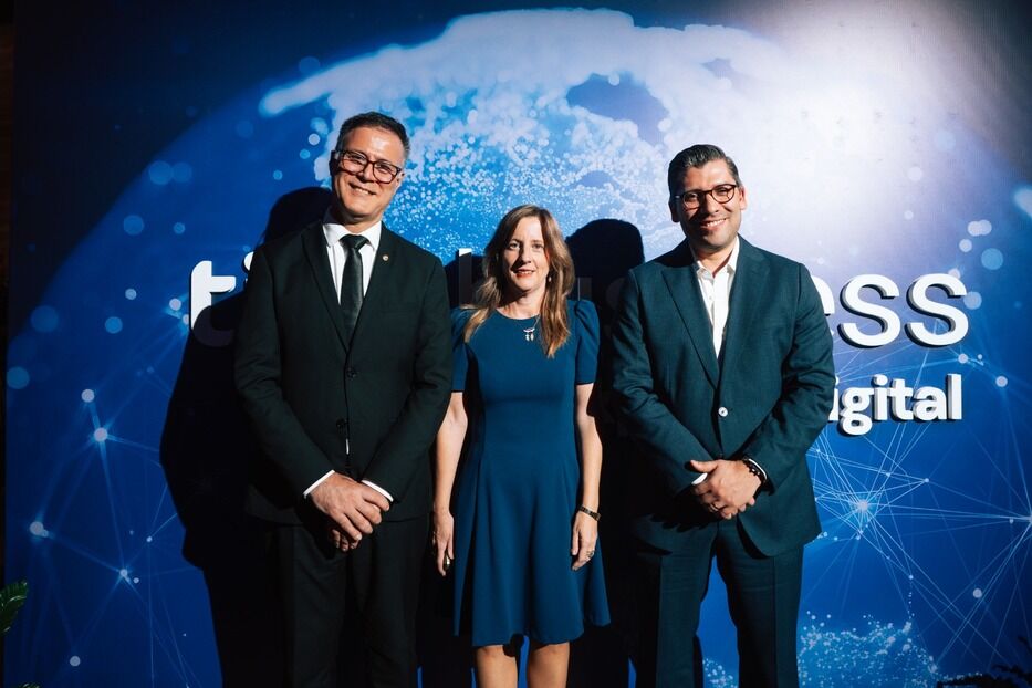 Pablo Siris, director nacional de telecomunicaciones y servicios de comunicación audiovisual del MIEM; Leticia Lago, directora de RRII Tigo Uruguay; Fernando Montoya, CEO Tigo Uruguay. Foto: cedida a Montevideo Portal