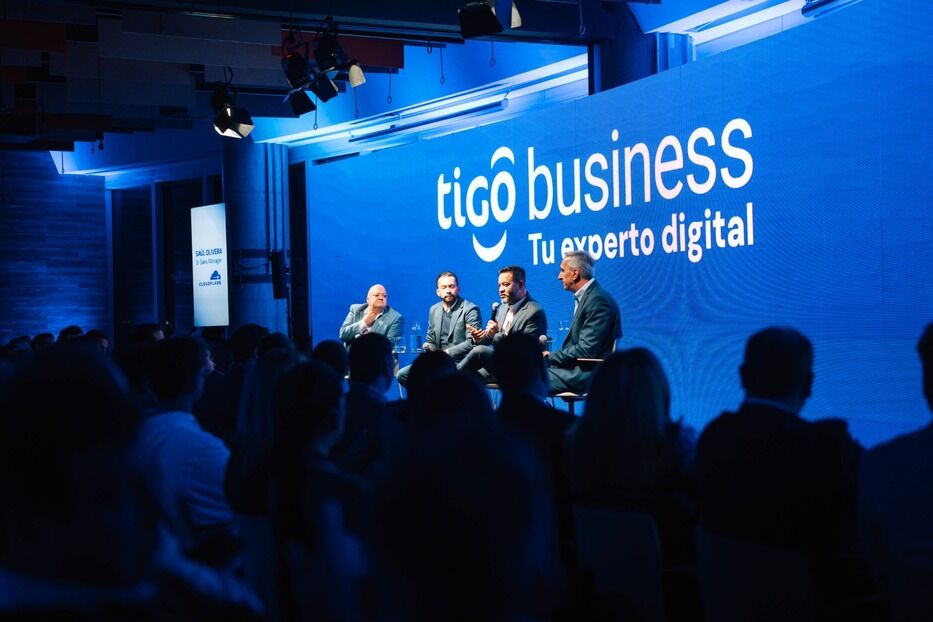 Saul Olivera, senior sales manager Cloudflare; Ivan Mendoza, head of architecture SOLA AWS; Alexander Babativa, channel manager Veeam; Rafael Cisneros, VP B2B Tigo LATAM. Foto: cedida a Montevideo Portal