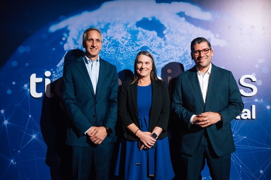 Rafael Cisneros, VP B2B Tigo LATAM; Leticia Pintos, directora B2B Tigo Uruguay; Fernando Montoya, CEO Tigo Uruguay. Foto: cedida a Montevideo Portal