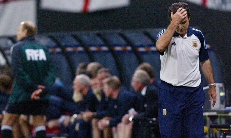 Hugo De León advirtió a Bielsa de no repetir errores cometidos con Argentina en 2002