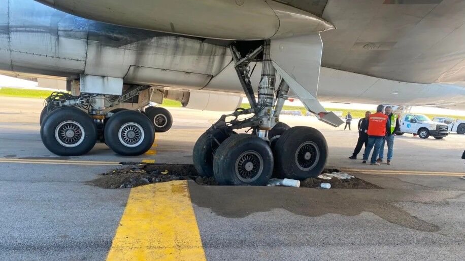 Insólito en Carrasco: un avión cargado con soja hundió el pavimento y quedó atascado