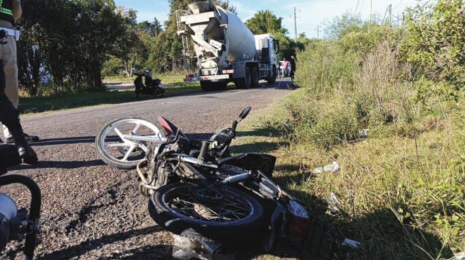 Graves: tres menores compartían moto, chocaron y la ambulancia tuvo que “amontonarlos”