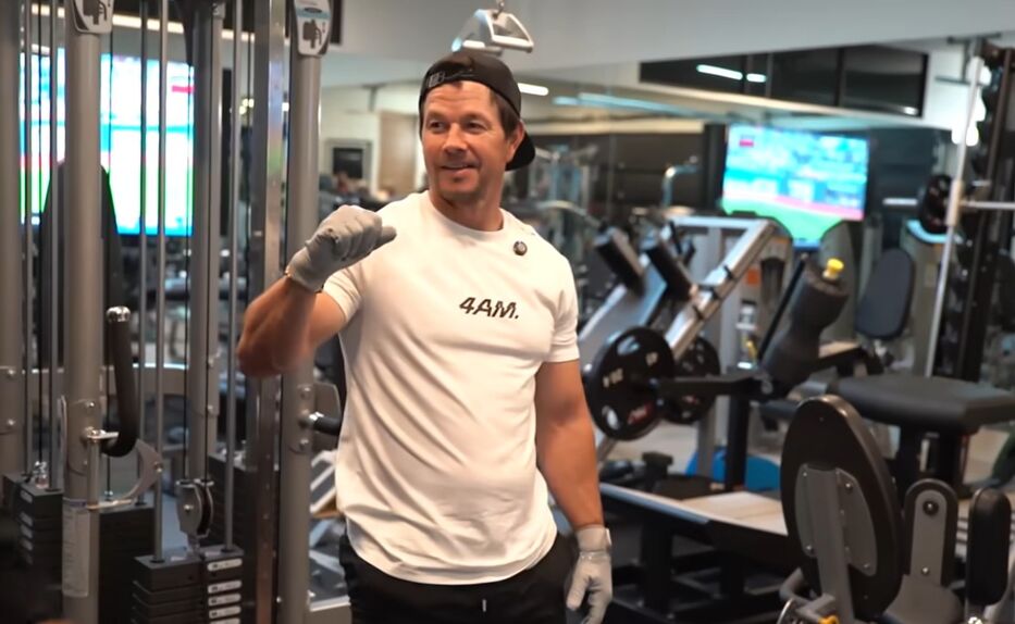 Baño de hielo y pesas a las 4.00 am: Mark Wahlberg lanzó un challenge con su rutina