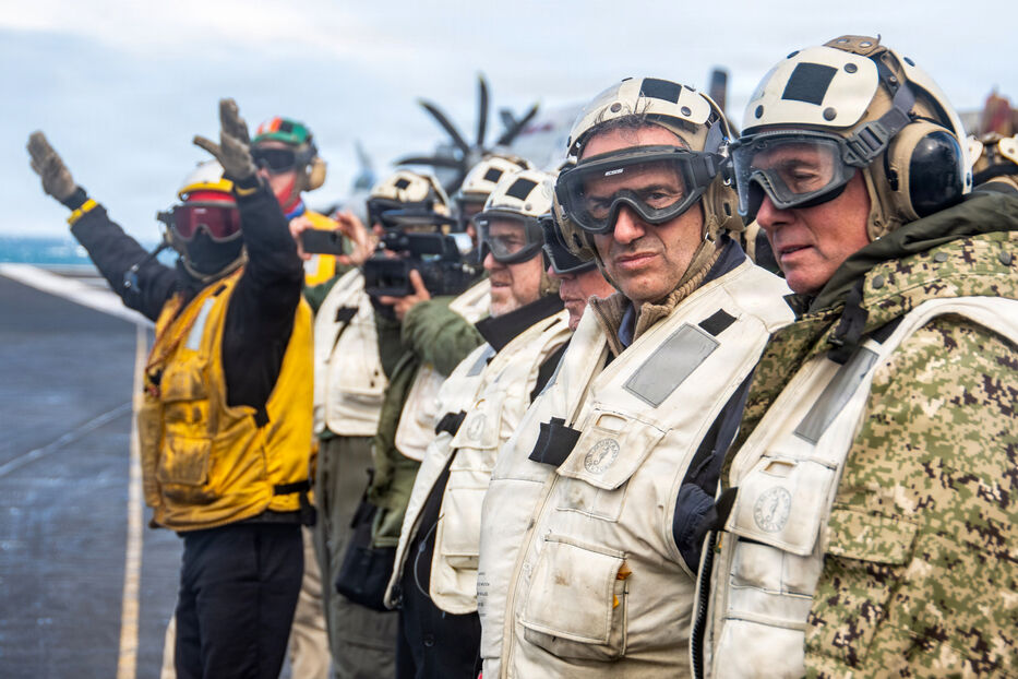 En imágenes: fotos de Orsi y jerarcas de gobierno en portaviones USS Nimitz