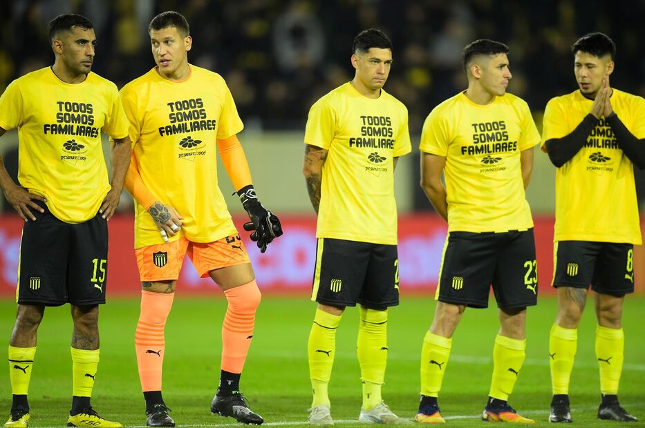 El plantel de Peñarol exhibió remeras con consigna en apoyo a causa sobre desaparecidos