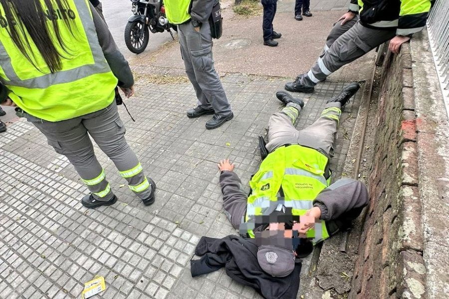 Motociclista fue parado en La Blanqueada por andar en infracción y embistió a un inspector