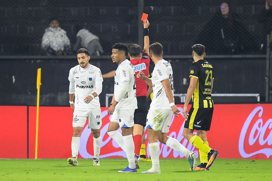 Intermedio: Maximiliano Olivera recibió dos partidos de suspensión y Peñarol fue multado