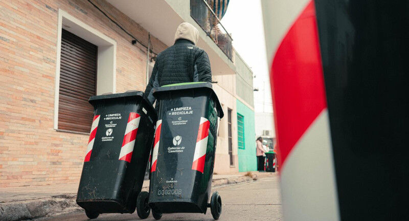 Intendencia de Canelones entregó contenedores a 500 familias de la capital departamental
