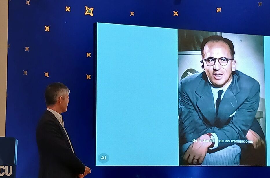 Víctor Valle y el video de Enrique Shaw. Foto: Montevideo Portal