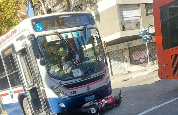 Un ómnibus de Cutcsa chocó a una moto en el Centro de Montevideo y hay seis heridos