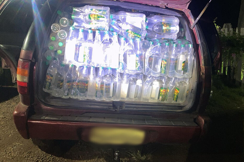 Abarrotada: pararon camioneta que llevaba cientos de bebidas alcohólicas de contrabando