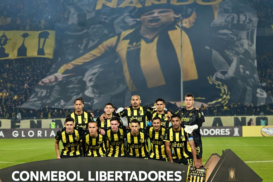 Peñarol homenajeó a Fernando Morena: “Fútbol y gloria, goleador de toda la historia”
