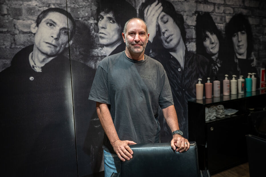 Damián De Alava, el coiffeur que intenta que su peluquería no sea “un carro de panchos”