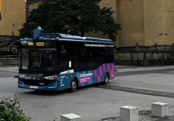 Un ómnibus autónomo chocó en Suecia en su primer día con pasajeros
