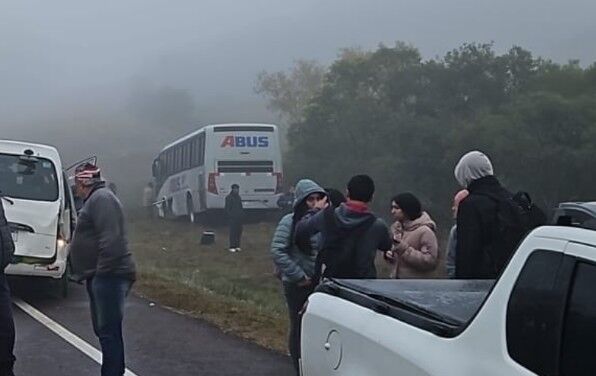 Penumbra y niebla intensa: ómnibus con niños chocó camioneta escolar en ruta; hay heridos