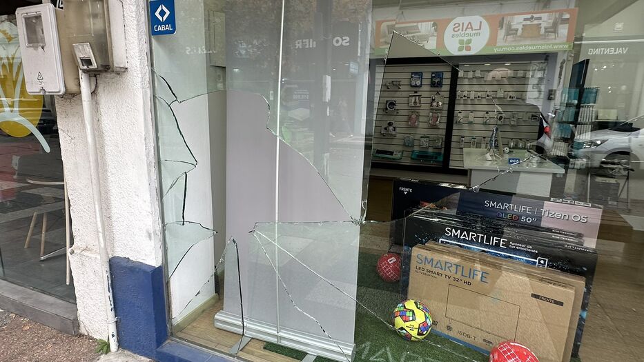 “Estaba jugado”: destrozó a macetazos una vidriera y se llevó celulares y otros artículos