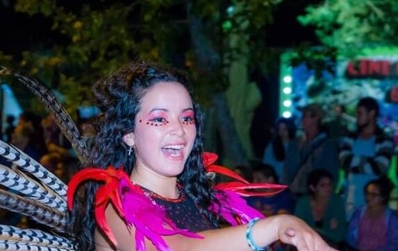 “Nos golpea profundamente”: dolor en carnaval por joven embarazada que murió en accidente