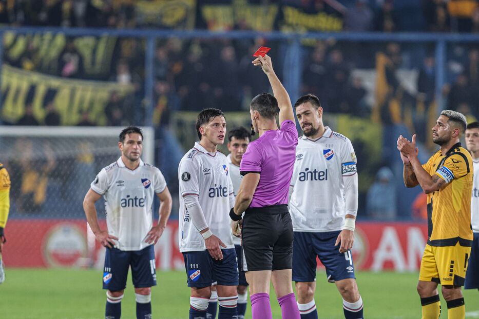 Libertadores: La durísima falta de Tomás Viera que terminó en roja a instancias del VAR