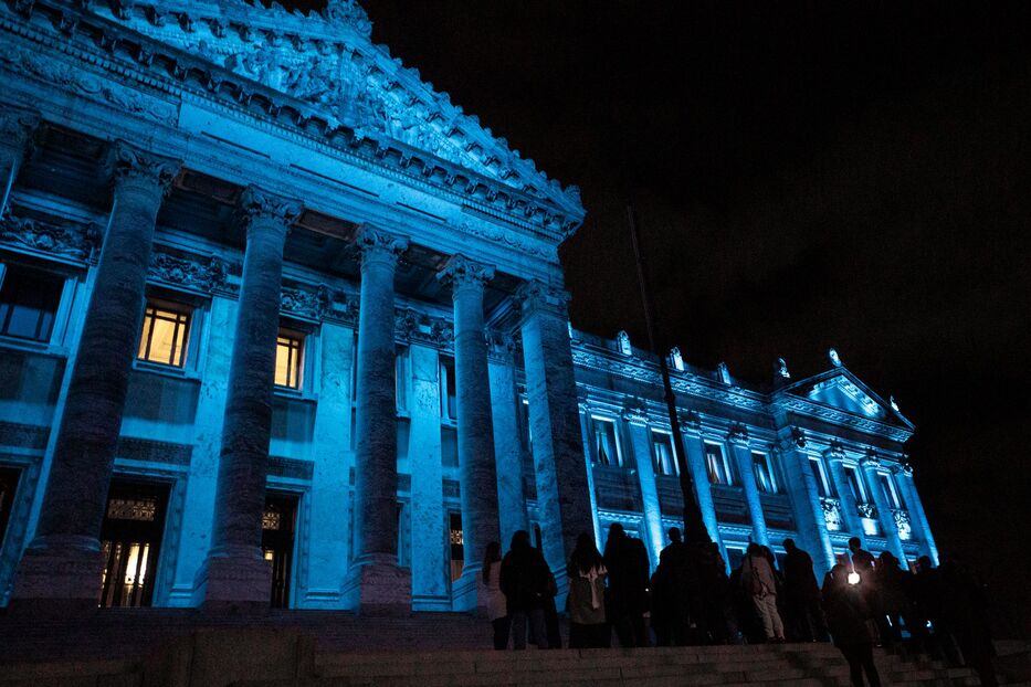 El Palacio Legislativo se pintó de celeste por la Fundación Canguro, que cierra su campaña
