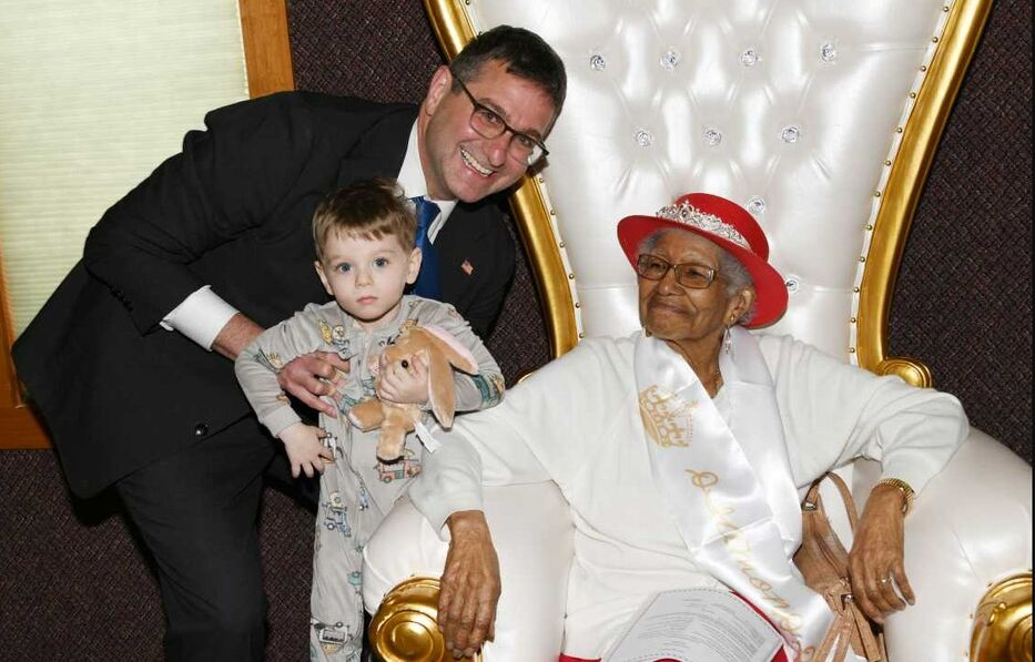 Susan junto al gobernador de Delaware, Matt Meyer, y su hijo Levi
