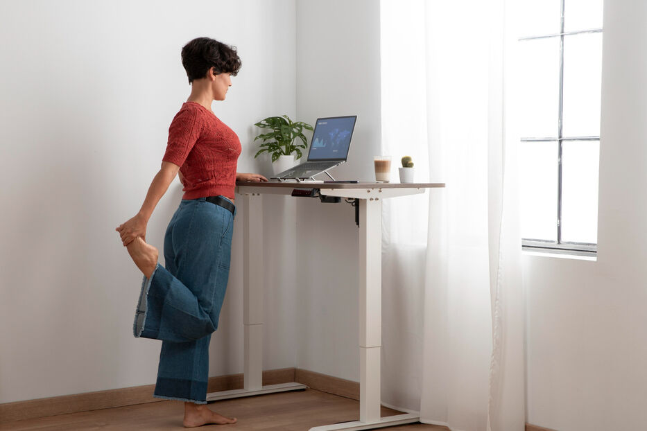 ¿Es mejor trabajar sentado o parado? Afirman que la clave no está en la postura
