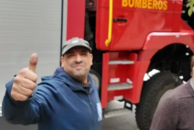 Héroe en Fray Bentos: policía salvó a una persona con movilidad reducida de un incendio