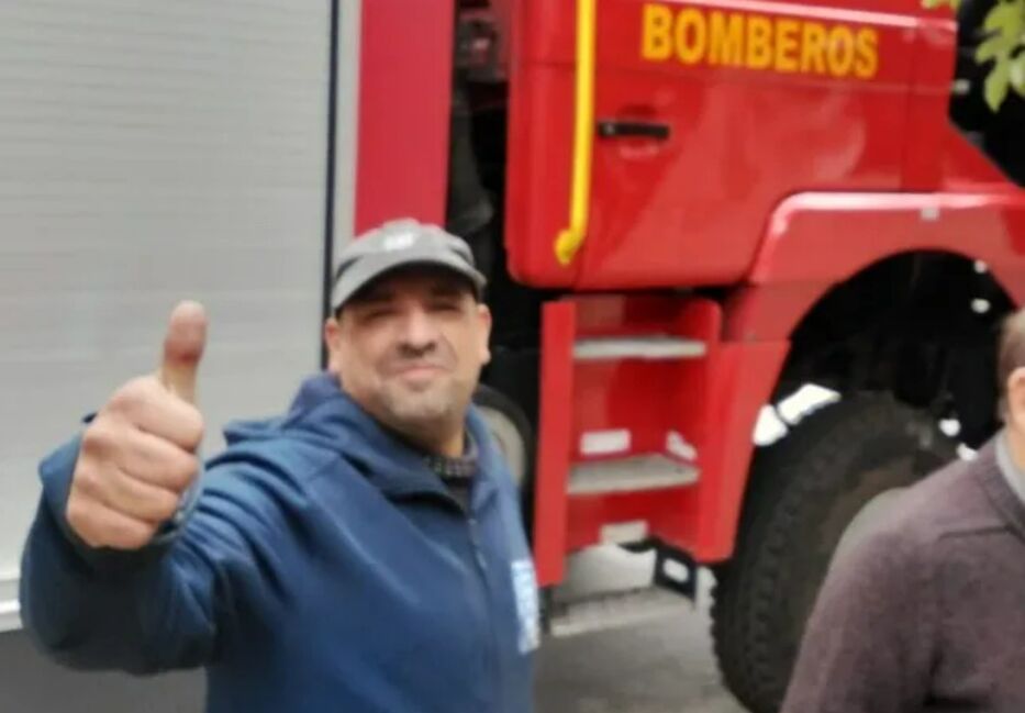 Completo: policía en día franco rescató a discapacitado en incendio y luego apagó el fuego
