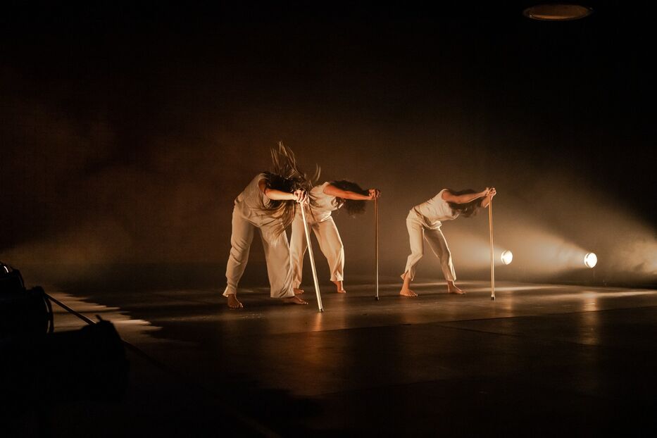 “SAMPLERS, tecnología ancestral”: una obra que convierte la memoria familiar en danza