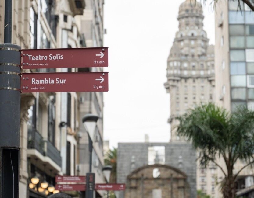 Ciudad Vieja estrena nueva cartelería turística para mejorar la experiencia de visitantes