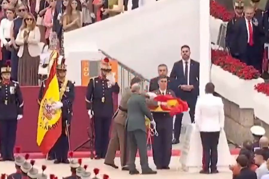 Insólito: la bandera de España cayó del mástil durante el izado en una ceremonia militar