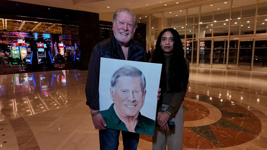 Artista de Maldonado entrega regalo al actor Arturo Puig