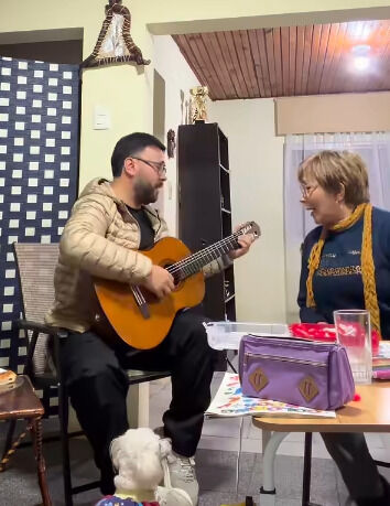 “Salió cantarola”: Lucas Sugo publicó un video en redes sociales cantando junto a su madre