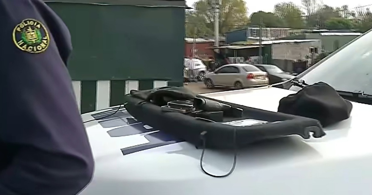 Insólito: detuvieron un auto sin matricula y lo manejaba un policía con un arma requerida