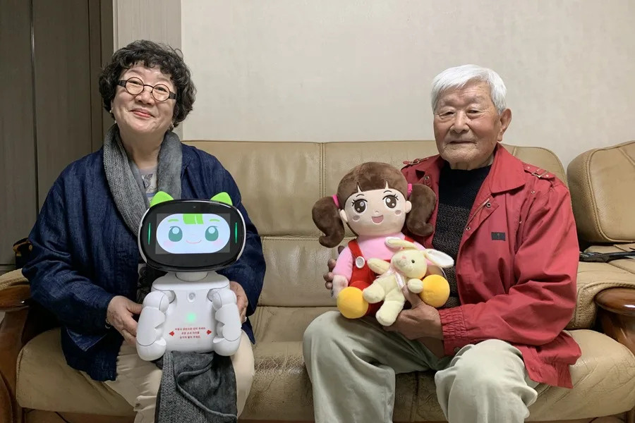 Corea del Sur distribuye muñecos con IA para combatir la soledad de sus adultos mayores