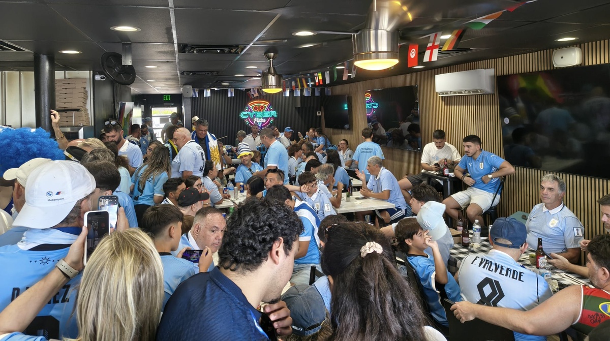 Mundial 2026: más de 200 uruguayos palpitan el debut charrúa en una pizzería en Miami