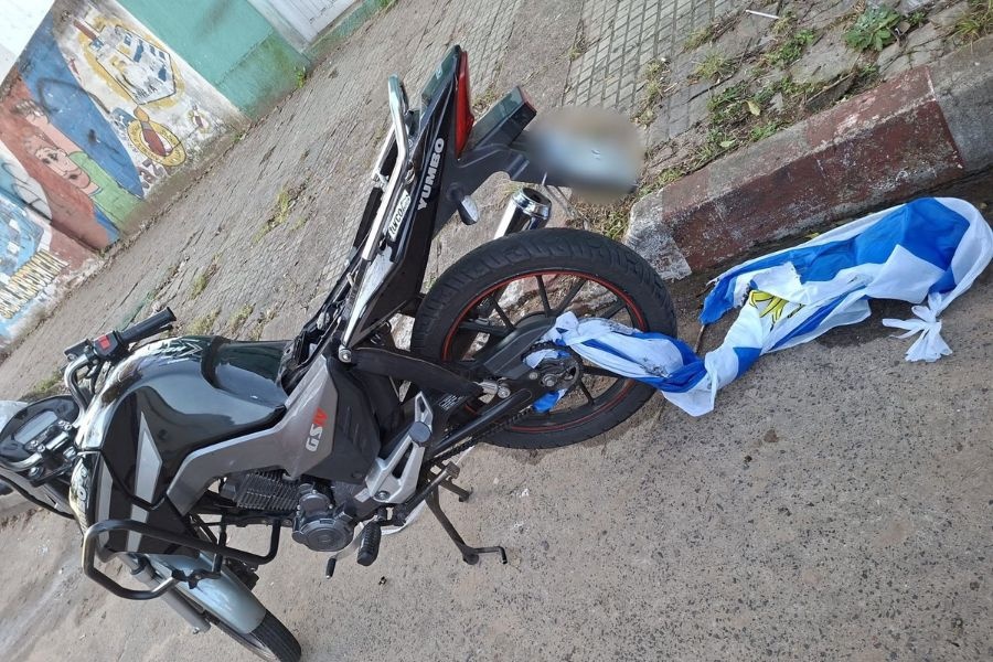 Motociclista llevaba atada bandera de Uruguay, se le trabó en la rueda y terminó internado