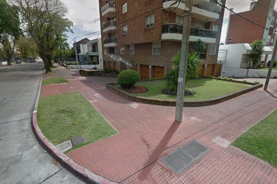 Ladrones escalaron, llegaron a la azotea de un edificio y robaron apartamentos y un auto