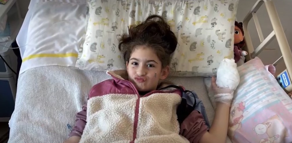 Realizan amputación a niña porque le cayó una mesa de hormigón encima en la escuela
