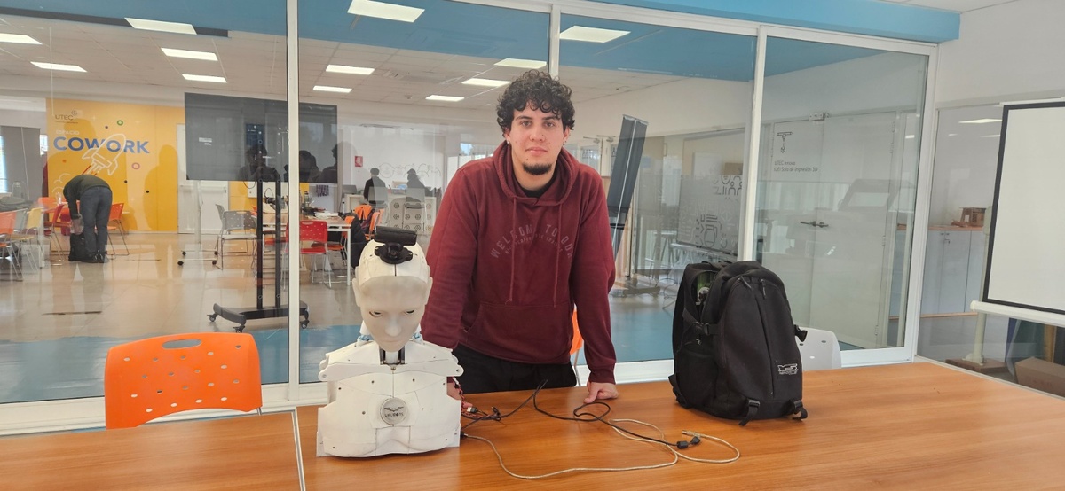 El estudiante de Rivera que construye un robot para ayudar en las tareas del hogar
