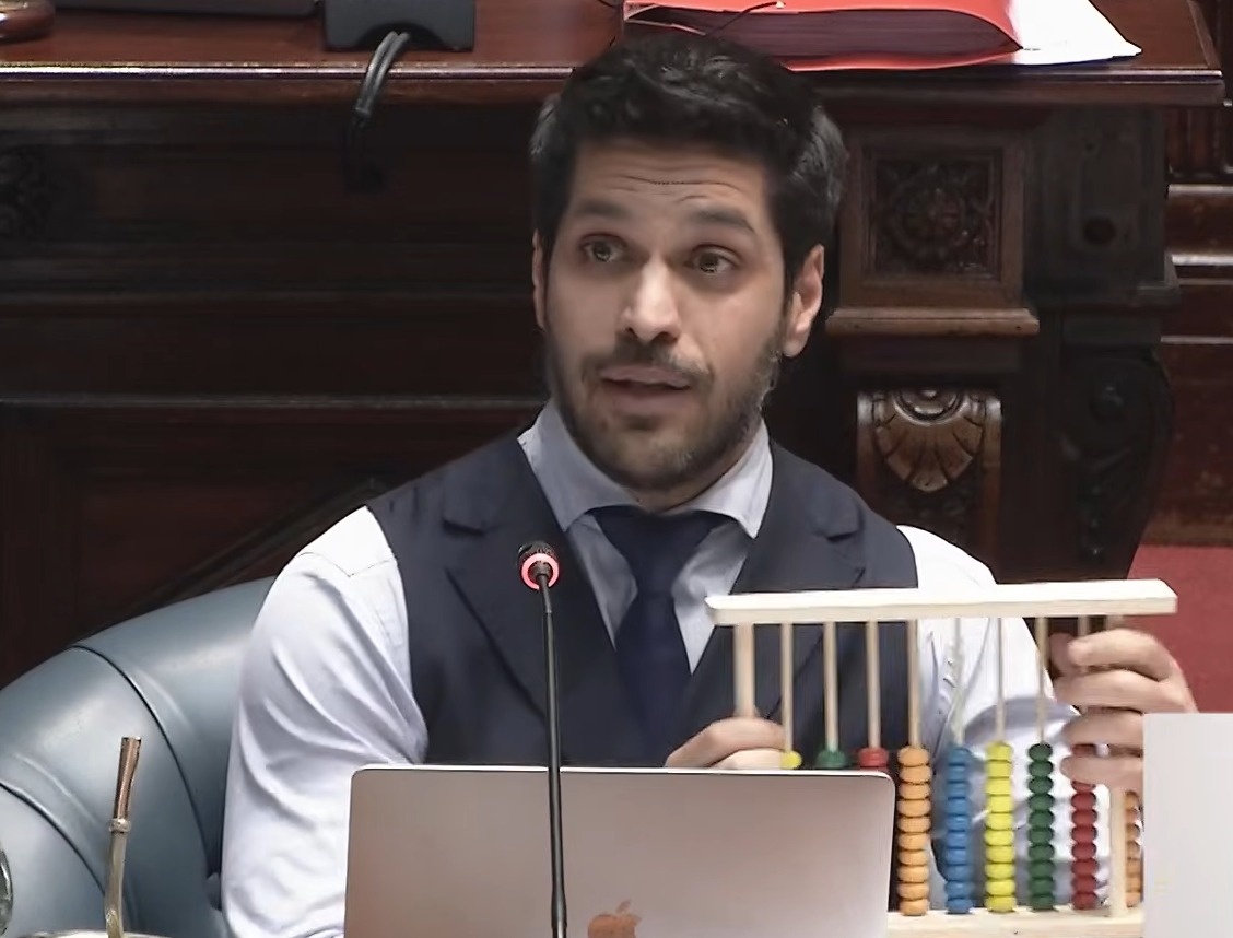Ojeda sacó un ábaco en interpelación a Oddone para “ver cómo se llega a fin de mes”