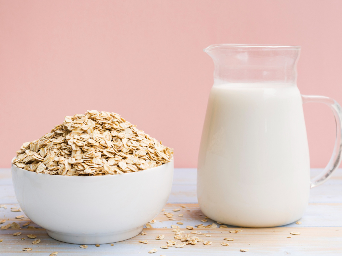 ¿Es tan sana la leche de avena? Lo que no te cuentan de esta bebida vegetal
