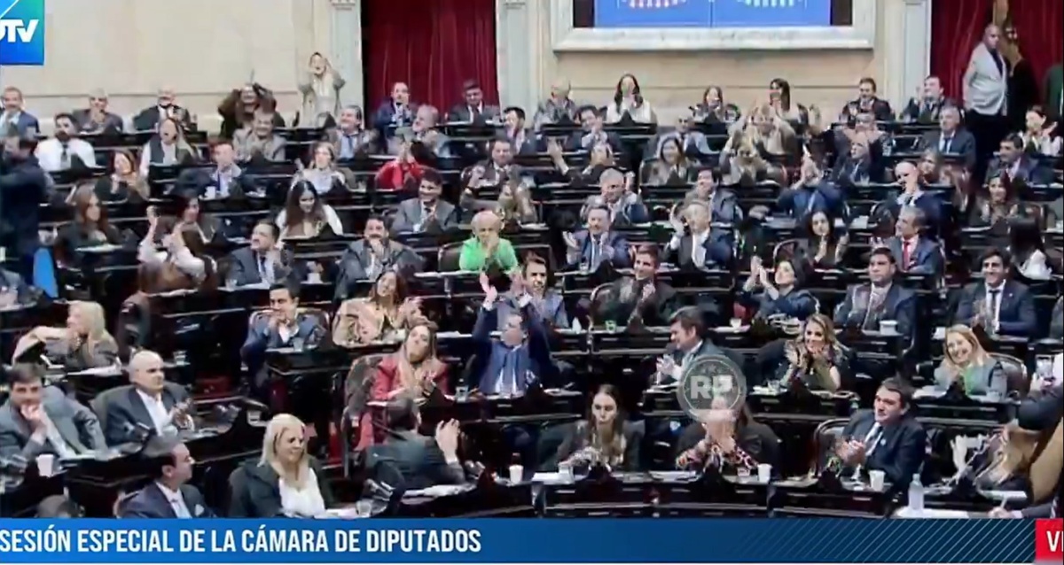 “Adorni no se va”: entre cánticos, oficialismo argentino negó quorum a interpelación
