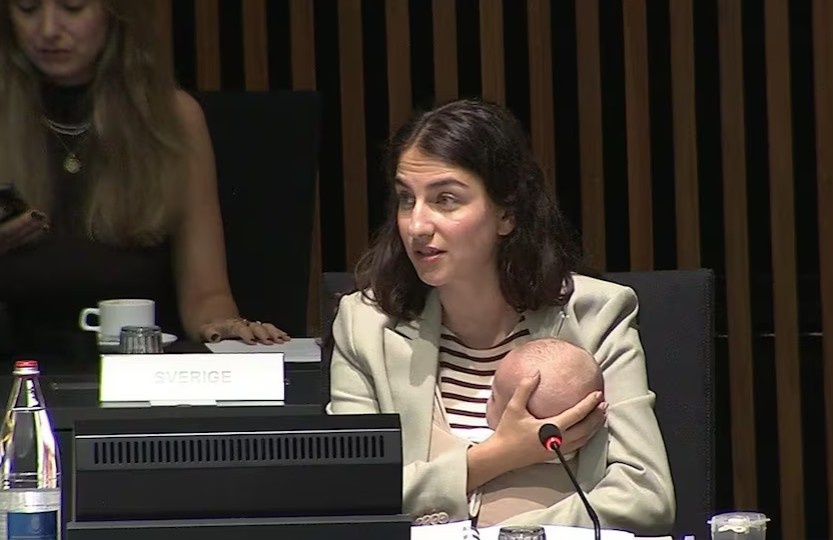 Ministra sueca asistió con su bebé a una reunión de la UE y reivindicó la maternidad