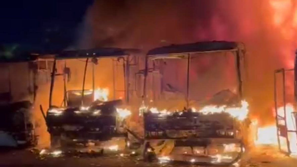 Cuatro ómnibus se incendiaron en un deposito de la empresa de transporte Tala Pando