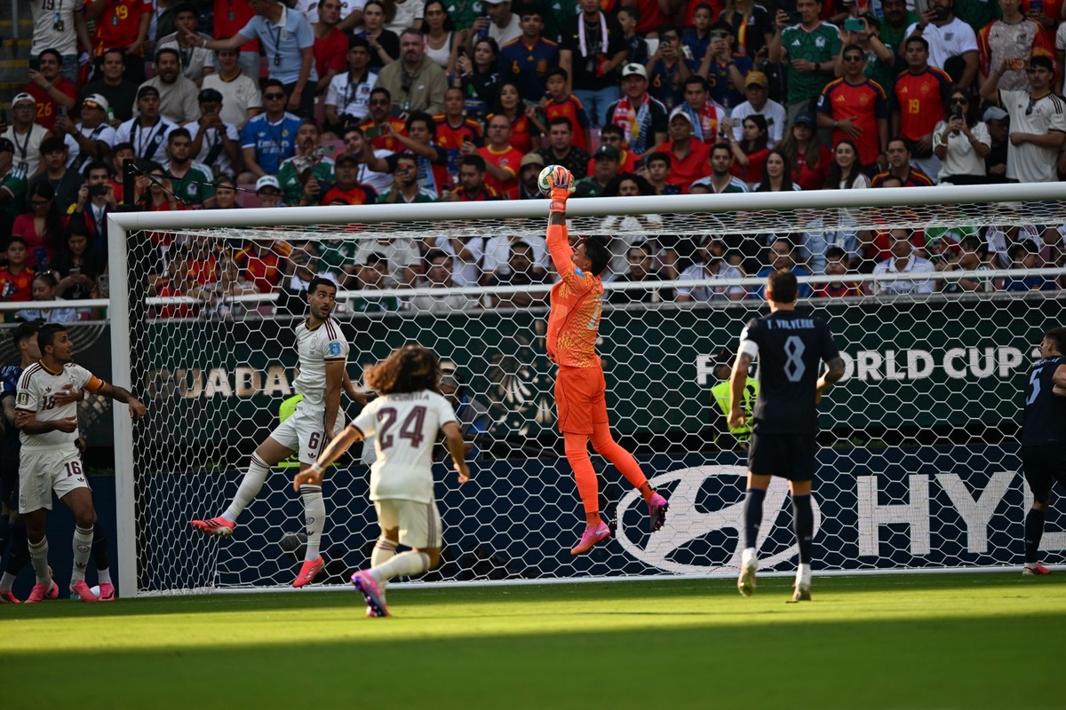 “Fue una decisión de Muslera”: Bielsa explicó la salida del arquero de Uruguay ante España